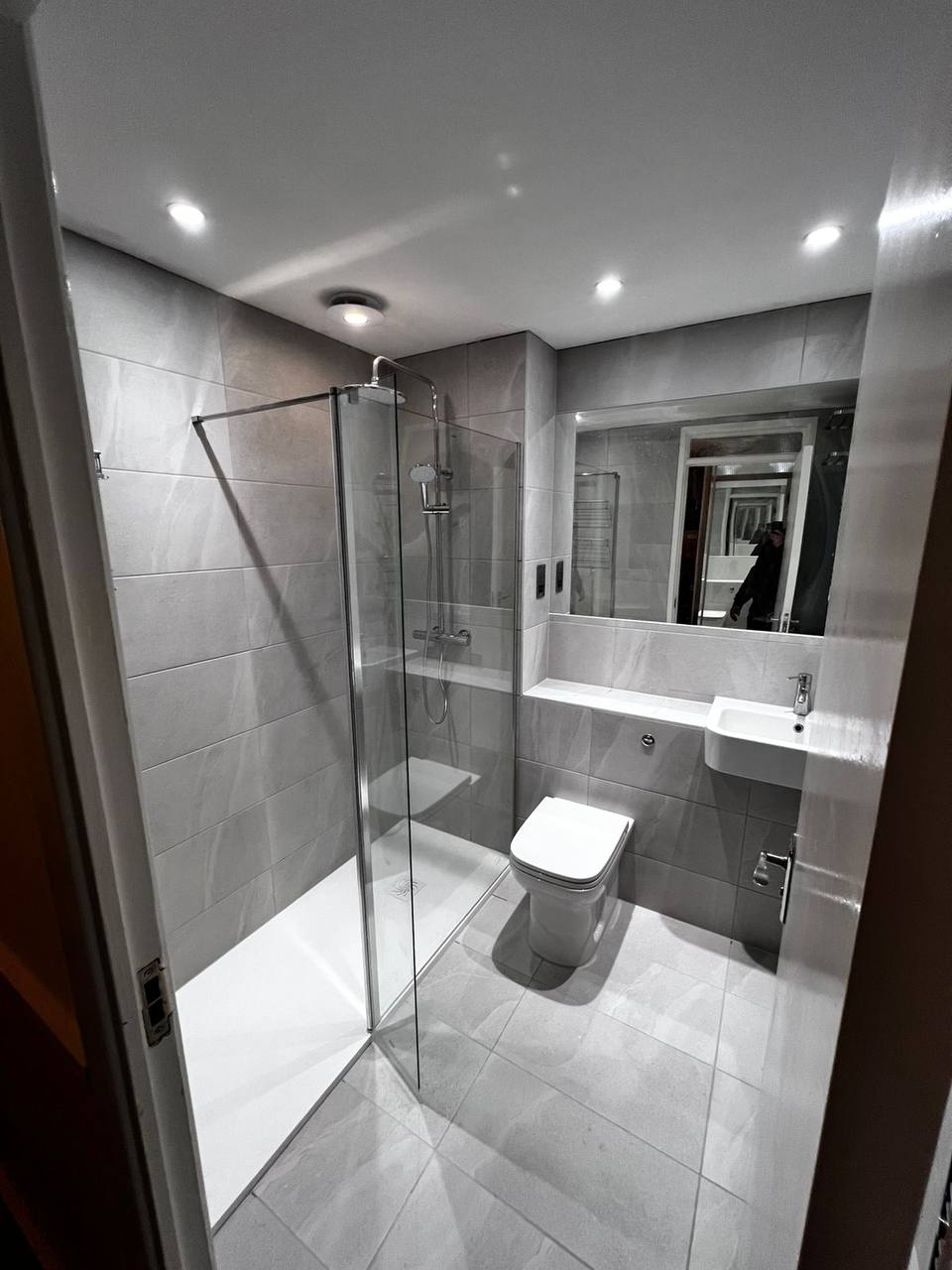 🔹 Double кімната з власним душем і туалетом - £800/міс для 1 особи + рахунки окремо 🔹 Double-кімната для 1 особи - £735/міс + рахунки окремо.