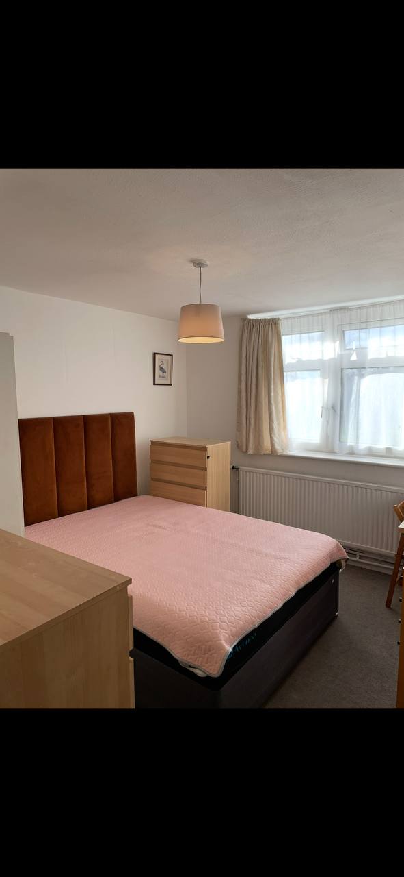 здається double кімната біля Seven Sisters Station