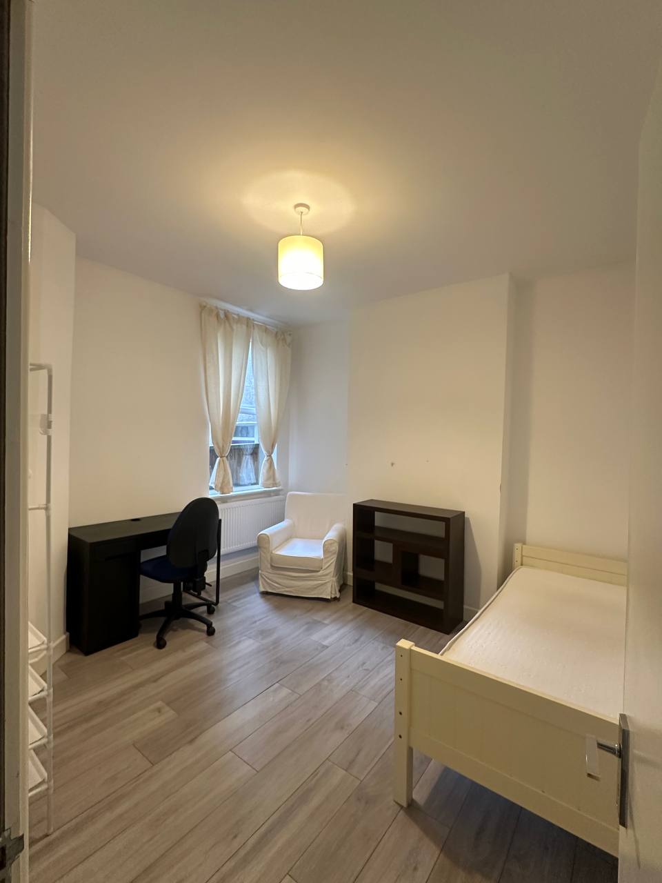 Здається велика кімната в трьох кімнатному будинку